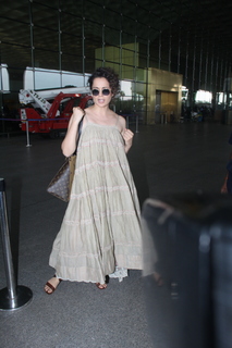 Kangana Ranaut feet photo thumbnail