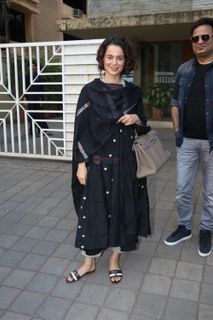 Kangana Ranaut feet photo thumbnail