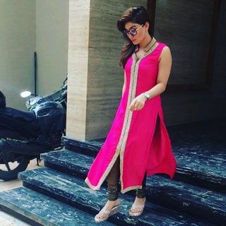 Kangna Sharma feet photo 3
