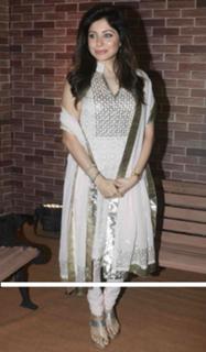 Kanika Kapoor feet photo 3