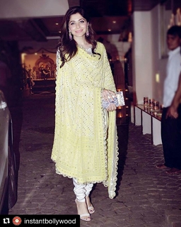 Kanika Kapoor feet photo 1