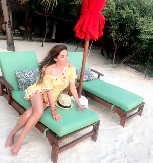 Kanika Kapoor feet photo 16