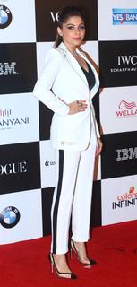 Kanika Kapoor feet photo 12