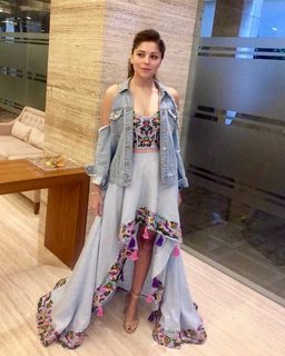 Kanika Kapoor feet photo 6