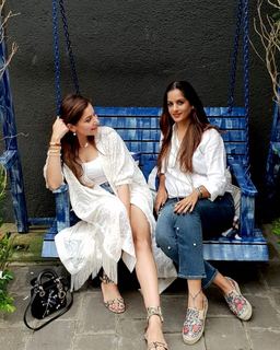 Kanika Kapoor feet photo 14