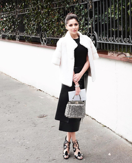 Kanika Kapoor feet photo 9