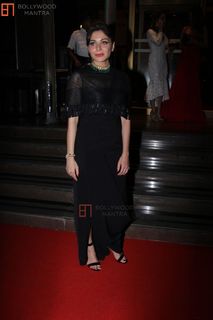 Kanika Kapoor feet photo 4