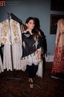 Kanika Kapoor feet photo 3