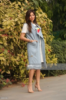 Kanika Kapoor feet photo 5
