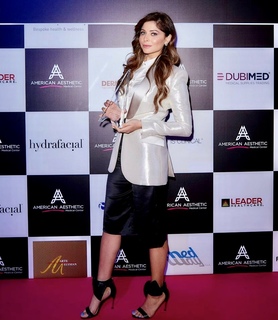 Kanika Kapoor feet photo 8