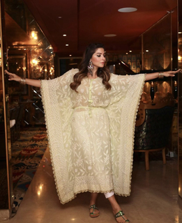 Kanika Kapoor feet photo 14