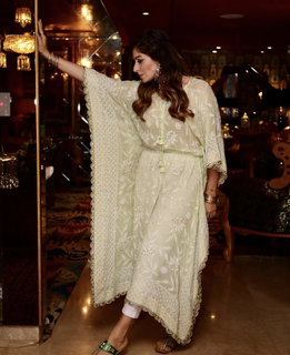 Kanika Kapoor feet photo 13