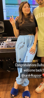 Kanika Kapoor feet photo 7