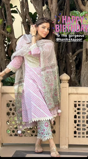 Kanika Kapoor feet photo 3