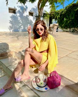Kanika Kapoor feet photo 14