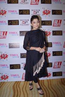 Kanika Kapoor feet photo 9