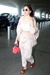 Kanika Kapoor feet photo 9