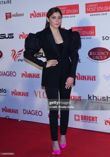 Kanika Kapoor feet photo 8