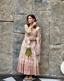 Kanika Kapoor feet photo 12