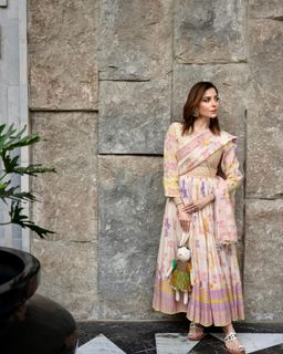 Kanika Kapoor feet photo 11