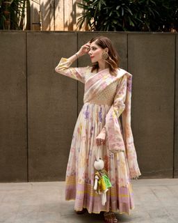 Kanika Kapoor feet photo 10