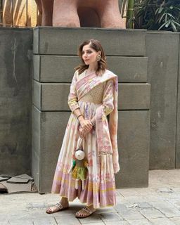 Kanika Kapoor feet photo 9