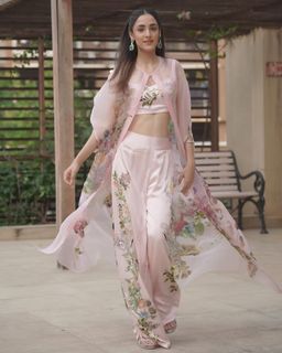 Kanikka Kapur feet photo 9