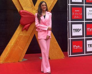 Kanikka Kapur feet photo 7