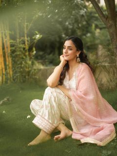 Kanikka Kapur feet photo 1