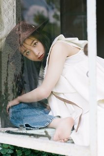 Kanna Hashimoto feet photo thumbnail