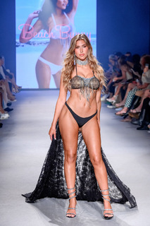 Kara Del Toro feet photo thumbnail
