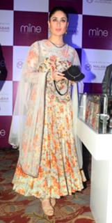 Kareena Kapoor feet photo thumbnail