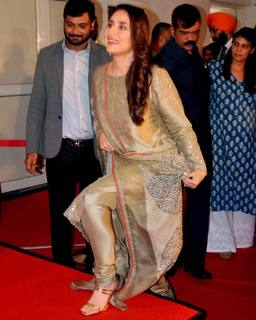 Kareena Kapoor feet photo thumbnail