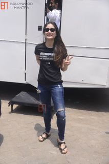 Kareena Kapoor feet photo thumbnail