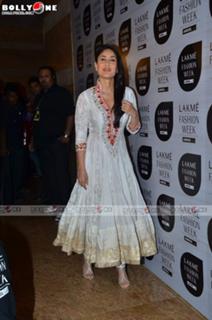 Kareena Kapoor feet photo thumbnail
