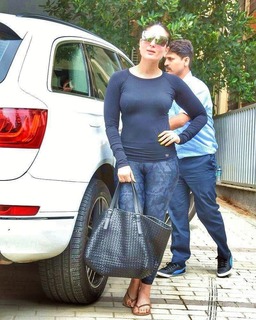 Kareena Kapoor feet photo thumbnail