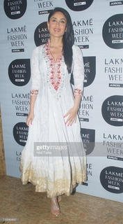 Kareena Kapoor feet photo thumbnail