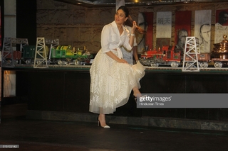 Kareena Kapoor feet photo thumbnail