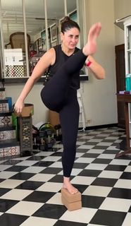 Kareena Kapoor feet photo thumbnail