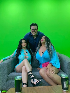 Karely Ruiz feet photo thumbnail