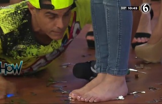 Karely Ruiz feet photo thumbnail