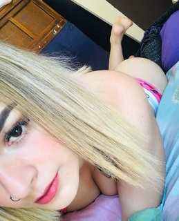 Karely Ruiz feet photo thumbnail