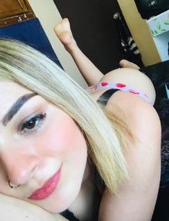 Karely Ruiz feet photo thumbnail