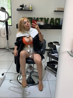 Karely Ruiz feet photo thumbnail