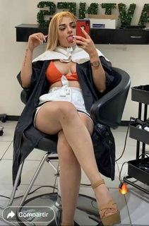 Karely Ruiz feet photo thumbnail