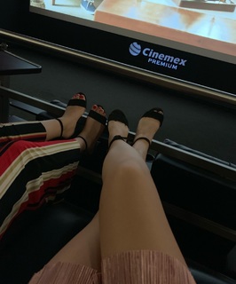 Karely Ruiz feet photo thumbnail