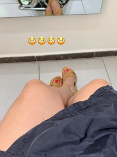 Karely Ruiz feet photo thumbnail
