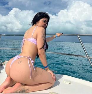 Karely Ruiz feet photo thumbnail