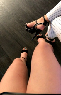 Karely Ruiz feet photo thumbnail