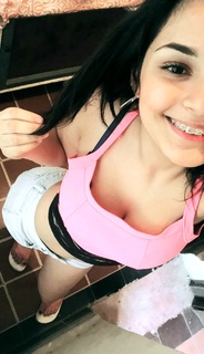 Karely Ruiz feet photo thumbnail